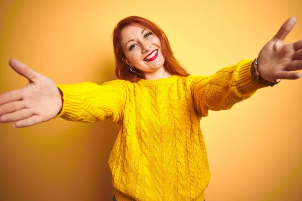 Hermosa Pelirroja Vestida Con Suéter Invierno Pie Sobre Fondo Amarillo — Foto de Stock