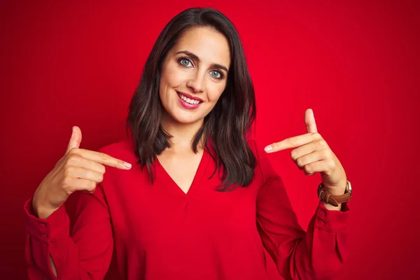 Jovem Mulher Bonita Vestindo Camisa Sobre Fundo Isolado Vermelho Olhando — Fotografia de Stock