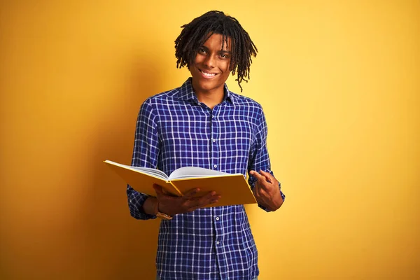 Afro Amerikan Öğrenci Elinde Rastalı Kitaplarla Izole Edilmiş Sarı Arka — Stok fotoğraf