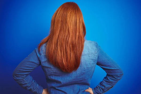 Jonge Mooie Roodharige Vrouw Draagt Denim Shirt Staan Blauw Geïsoleerde — Stockfoto