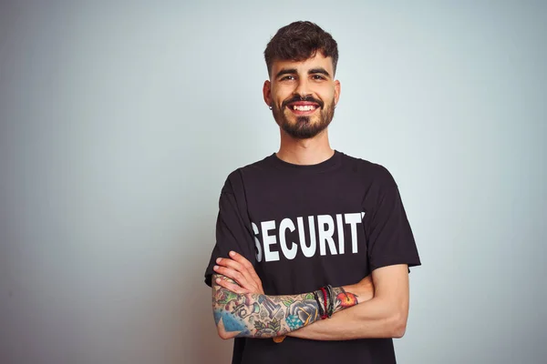 Jovem Homem Salvaguarda Com Tatuagem Respondendo Uniforme Segurança Sobre Fundo — Fotografia de Stock