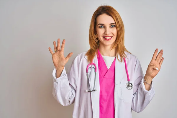 Rothaarige Kaukasische Ärztin Trägt Rosafarbenes Stethoskop Über Isoliertem Hintergrund Und — Stockfoto