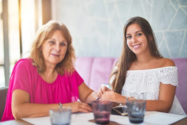 Hermosa Madre Hija Sentadas Restaurante Hablando Sonriendo —  Fotos de Stock