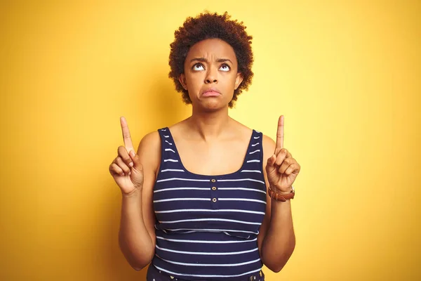 Beauitul African American Woman Wearing Summer Shirt Isolated Yellow Background — Stock Photo, Image