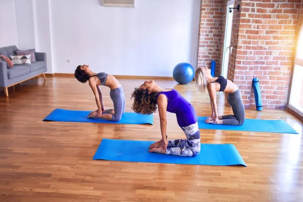 Joven Hermoso Grupo Deportistas Practicando Yoga Haciendo Pose Camello Gimnasio — Foto de Stock