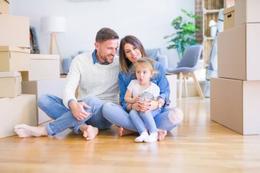 Güzel famiily, yeni evde karton fanny kutusu sürme ailesi ile oynayan çocuk