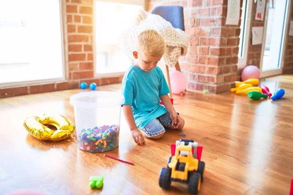 Jonge Blanke Jongen Die Kleuterschool Speelt Met Speelgoed Blokken Peuter — Stockfoto