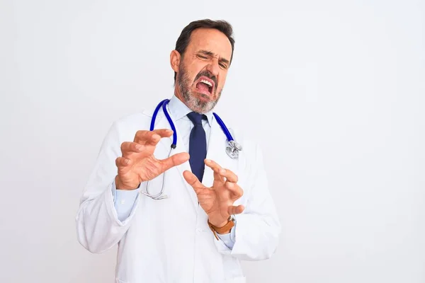 Médecin Âge Moyen Homme Portant Manteau Stéthoscope Debout Sur Fond — Photo