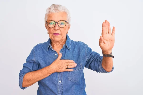 Senior Mulher Cabelos Grisalhos Vestindo Camisa Jeans Óculos Sobre Fundo — Fotografia de Stock