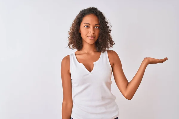 Giovane Donna Brasiliana Indossa Casual Shirt Piedi Sopra Isolato Sfondo — Foto Stock