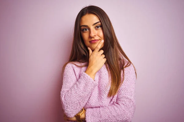 Giovane Bella Donna Indossa Maglione Casual Piedi Sfondo Rosa Isolato — Foto Stock