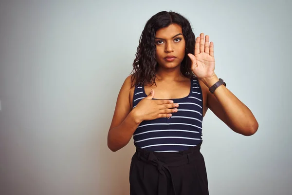 Mujer Transexual Transgénero Con Camiseta Rayas Sobre Fondo Blanco Aislado — Foto de Stock