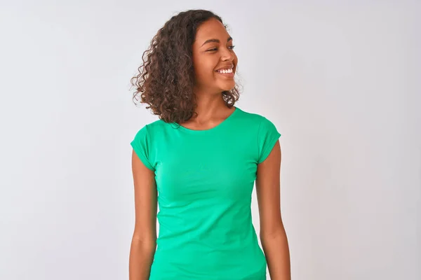 Mujer Brasileña Joven Con Camiseta Verde Pie Sobre Fondo Blanco — Foto de Stock