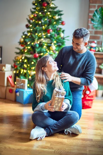 Jovem Casal Bonito Sorrindo Feliz Confiante Homem Surpresa Mulher Com — Fotografia de Stock