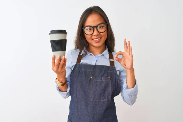 Joven Barista China Con Gafas Sosteniendo Café Sobre Fondo Blanco —  Fotos de Stock