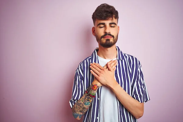 Jovem Com Tatuagem Vestindo Camisa Listrada Sobre Fundo Rosa Isolado — Fotografia de Stock