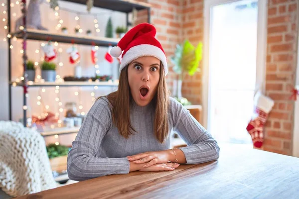 Junge Schöne Frau Mit Weihnachtsmütze Sitzt Tisch Hause Ängstlich Und — Stockfoto