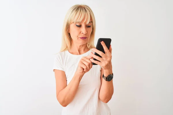 Femme Âge Moyen Utilisant Smartphone Debout Sur Fond Blanc Isolé — Photo