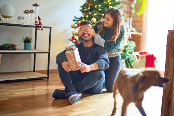 Junges Schönes Paar Mit Hund Der Glücklich Und Zuversichtlich Lächelt — Stockfoto