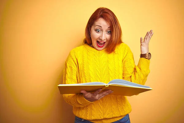 Joven Estudiante Pelirroja Leyendo Libro Pie Sobre Fondo Amarillo Aislado — Foto de Stock