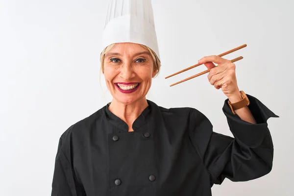 Mulher Chef Meia Idade Usando Chapéu Segurando Pauzinhos Sobre Fundo — Fotografia de Stock