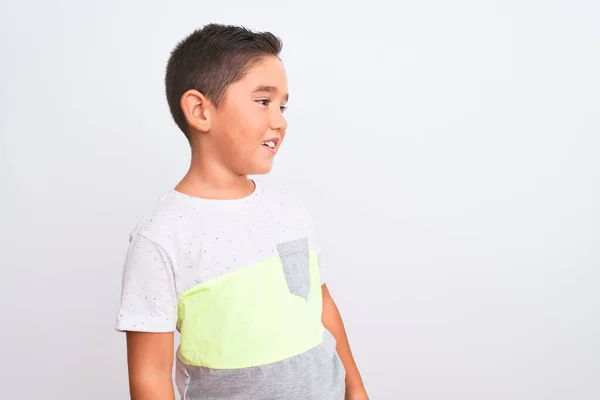 Hermoso Niño Con Camiseta Casual Pie Sobre Fondo Blanco Aislado — Foto de Stock