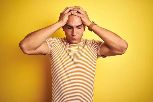 Homem Bonito Jovem Vestindo Camiseta Listrada Sobre Fundo Isolado Amarelo — Fotografia de Stock