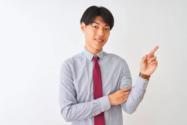 Chiński Biznesmen Ubrany Elegancki Krawat Stojący Białym Tle Dużym Uśmiechem — Zdjęcie stockowe