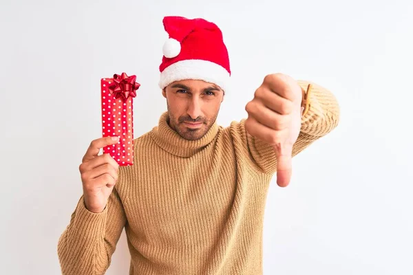 Jeune Bel Homme Portant Chapeau Noël Tenant Cadeau Sur Fond — Photo