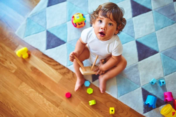 Menina Criança Bonita Brincando Com Brinquedos Tapete — Fotografia de Stock