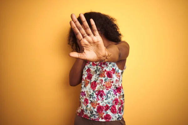 夏の花のTシャツを着たアフリカ系アメリカ人女性は 手で目を覆い 悲しいと恐怖の表情でジェスチャーを止めます 恥ずかしいと否定的な概念 — ストック写真