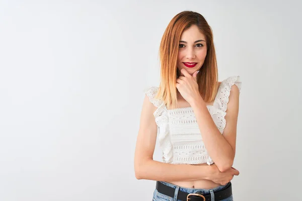 Belle Femme Rousse Portant Shirt Décontracté Debout Sur Fond Blanc — Photo