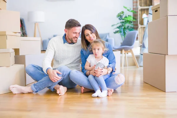 Hermosa Familia Niño Jugando Con Sus Padres Montar Caja Cartón — Foto de Stock