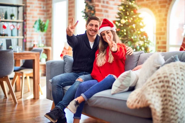 Ein Junges Paar Mit Weihnachtsmannmütze Sitzt Hause Auf Dem Sofa — Stockfoto