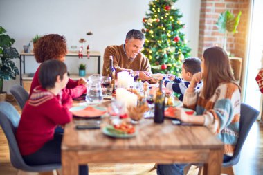 Mutlu ve kendinden emin gülümseyen güzel bir aile. Evde kızarmış hindi yiyip Noel 'i kutluyoruz.