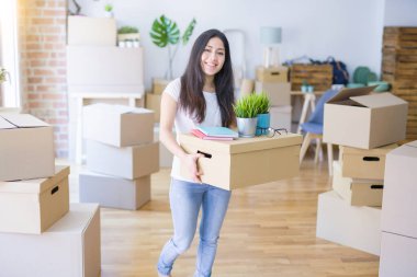 Kadın yeni daireye taşınıyor