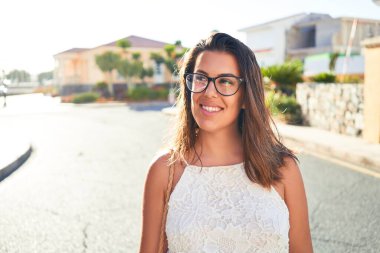 Romantik köyde genç ve güzel bir kadın güneşli bir günde kasaba sokaklarında yürüyor.