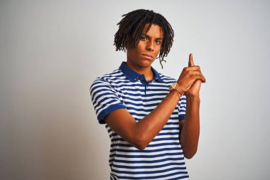 Sarı çizgili mavi polo giyen Afro bir adam izole edilmiş beyaz arka planda duruyor. Sembolik bir silah tutuyor, el hareketleriyle ateş ediyor, kızgın bir yüz ifadesi takınıyor.