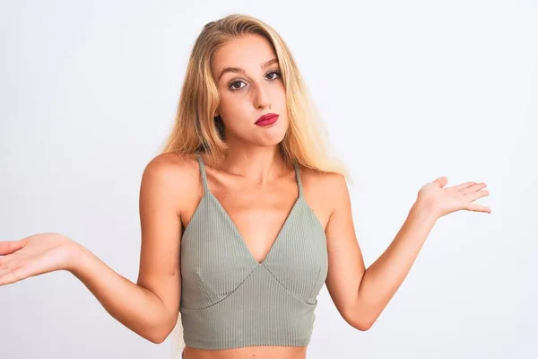 Jovem Mulher Bonita Vestindo Casual Camiseta Verde Sobre Fundo Branco — Fotografia de Stock