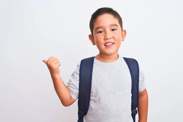 Güzel Öğrenci Çocuk Sırt Çantası Takıyor Zole Edilmiş Beyaz Arka — Stok fotoğraf