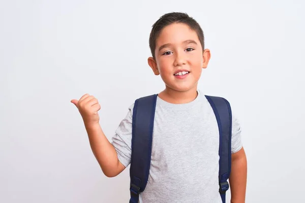 Mooie Student Jongen Dragen Rugzak Staan Geïsoleerde Witte Achtergrond Glimlachen — Stockfoto