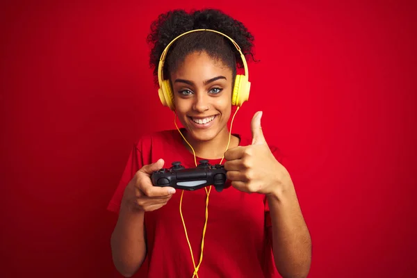 Afro Mujer Jugando Videojuego Con Joystick Auriculares Sobre Fondo Rojo — Foto de Stock