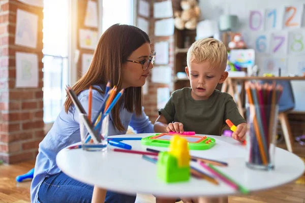 Jong Kaukasisch Kind Speelt Speelschool Met Leraar Moeder Zoon Speelkamer — Stockfoto