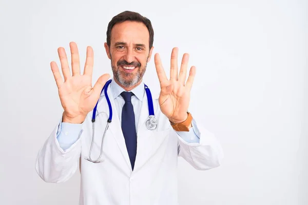 Dokter Usia Pertengahan Pria Mengenakan Mantel Dan Stetoskop Berdiri Atas — Stok Foto