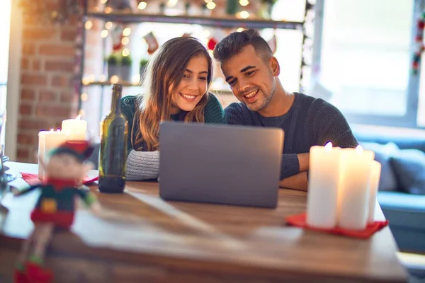 Junges Schönes Paar Sitzt Mit Laptop Weihnachtsdekoration Hause Und Lächelt — Stockfoto