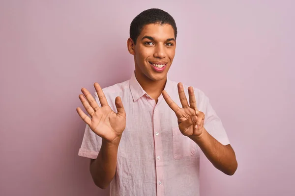 Jovem Bonito Árabe Homem Vestindo Casual Camisa Sobre Isolado Rosa — Fotografia de Stock