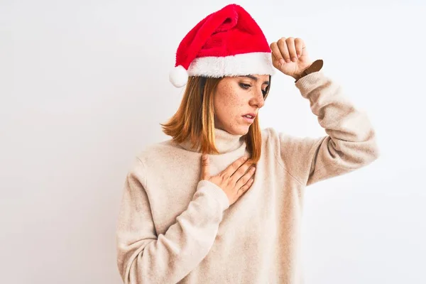 Mulher Ruiva Bonita Usando Chapéu Natal Sobre Fundo Isolado Testa — Fotografia de Stock