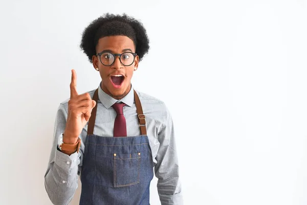 Ung Afrikansk Amerikansk Butiksägare Man Bär Förkläde Glasögon Över Isolerade — Stockfoto