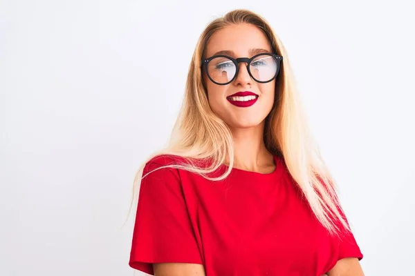 Jovem Mulher Bonita Vestindo Camiseta Vermelha Óculos Sobre Fundo Branco — Fotografia de Stock