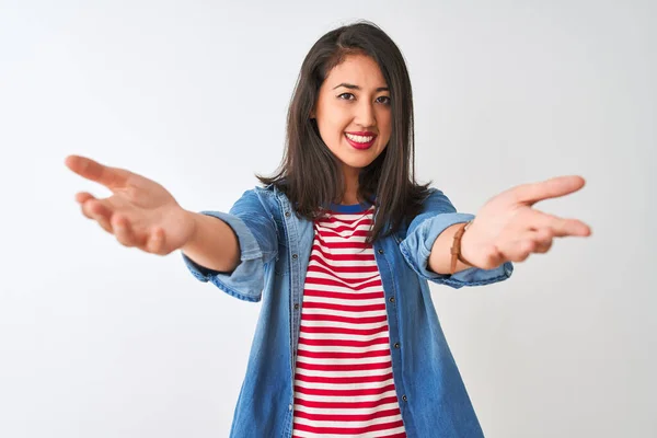 Joven Mujer China Con Camiseta Rayas Camisa Mezclilla Sobre Fondo — Foto de Stock